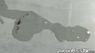 Pretty Japanese girls splash gold in the shower🚿