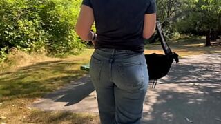 Jeans-Covered Hot Chick Boasts Insane妓女 Puss